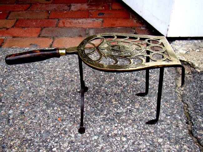 An attactive English 18th century engraved brass trivet on wrought iron feet circa 1780 — image 2